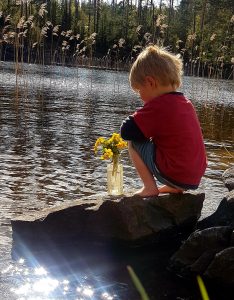 Junge mit Blumen